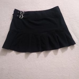 Black pleated buckle mini skirt
